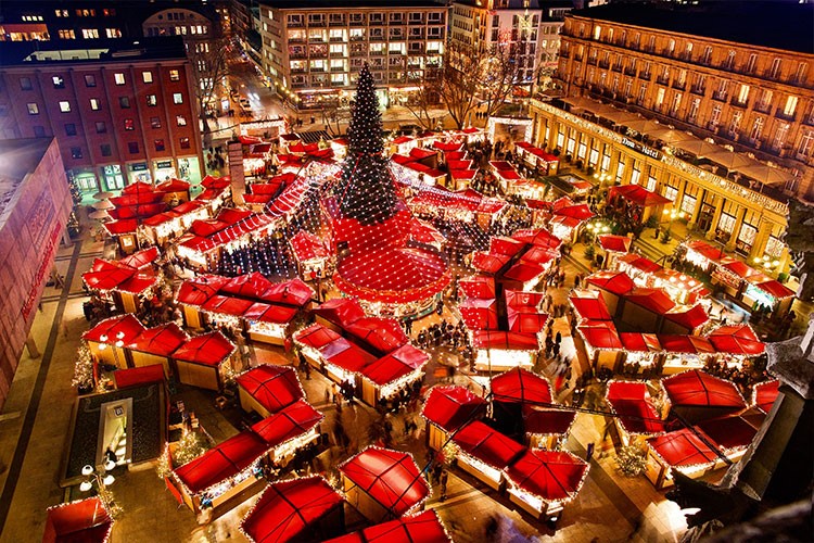 CRUCEVITA WITH REN CHRISTMAS ON THE RIVER