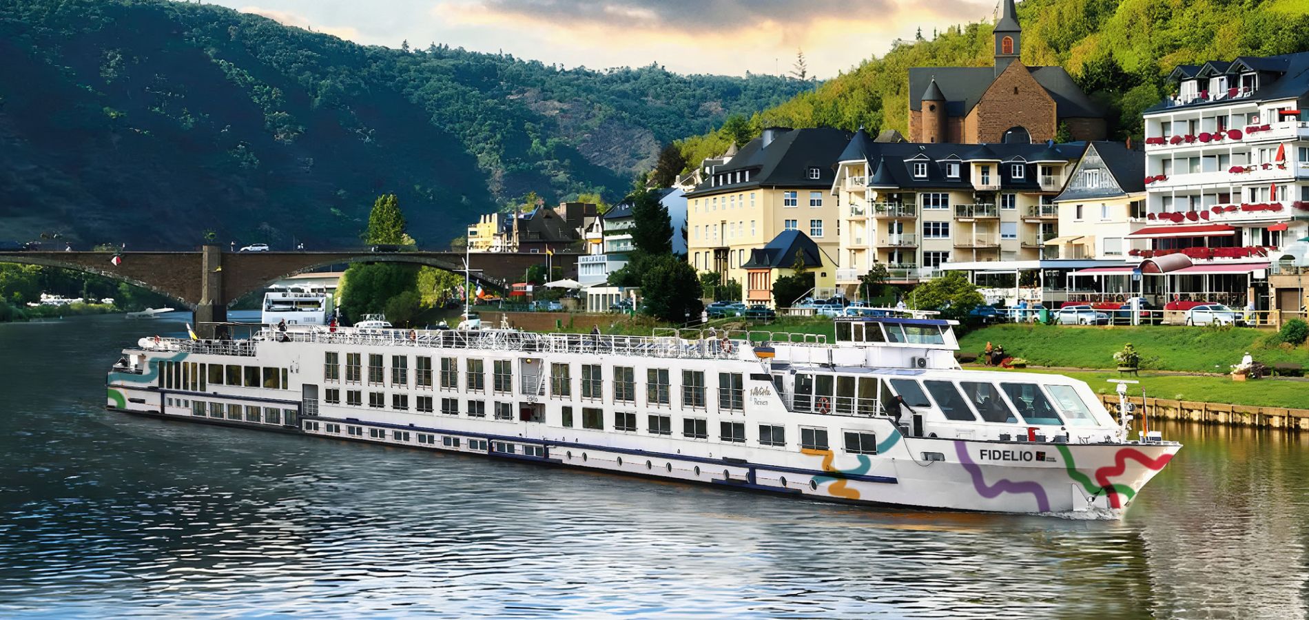 WITH MS FIDELIO ON THE DANUBE thmb img